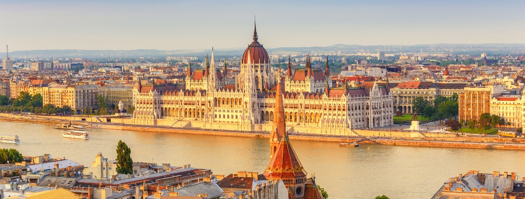 Budapest Reiseführer - Skyline von Budapest am Ungarischen Parlament.