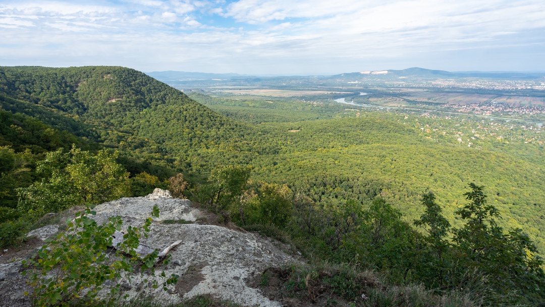 The cliff of Vörös-kő, the Börzsöny and Naszály stand out