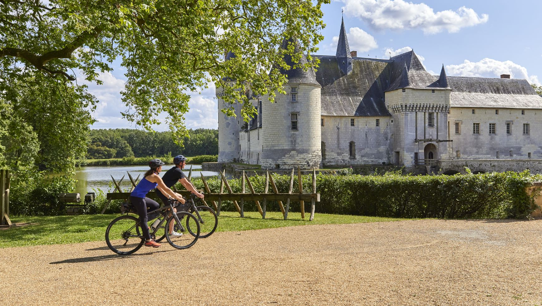 A gravel outing to discover the Château du Plessis-Bourré